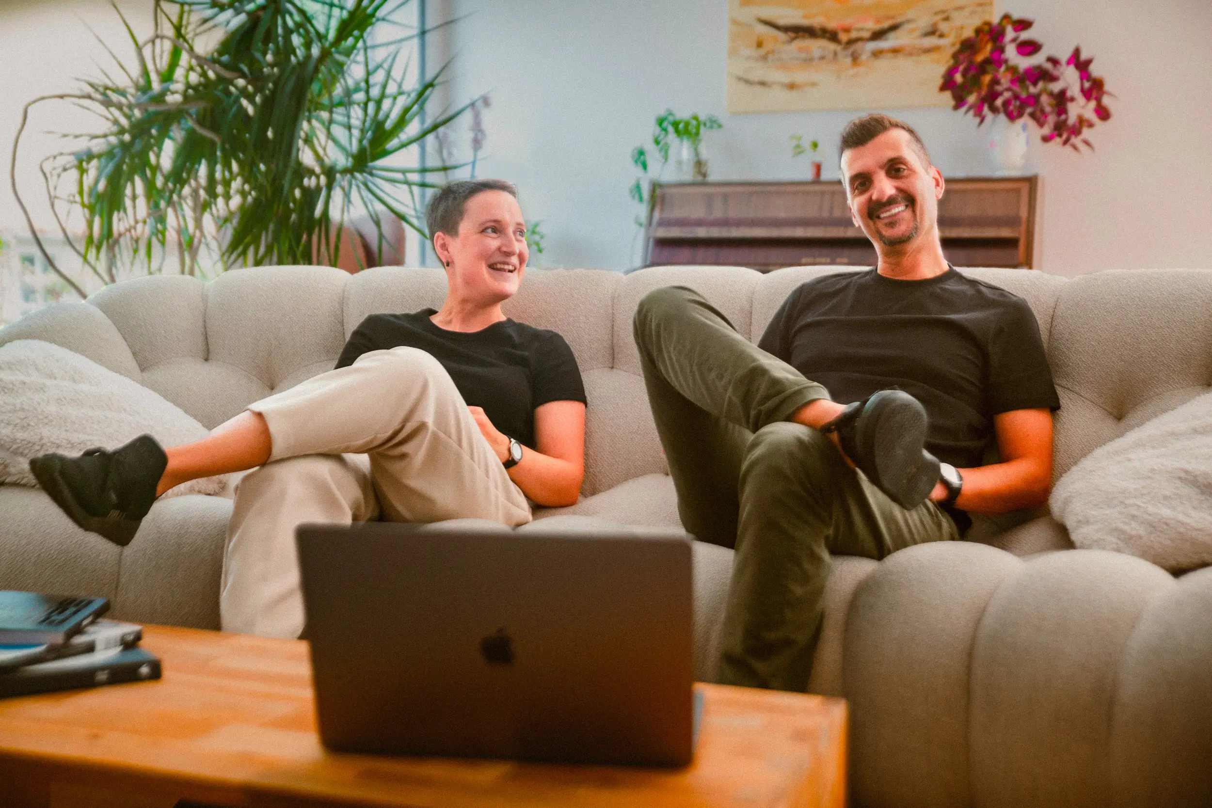 Le duo Veryx échange dans un salon